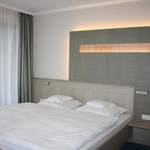 Zimmer mit Kingsize-Bett